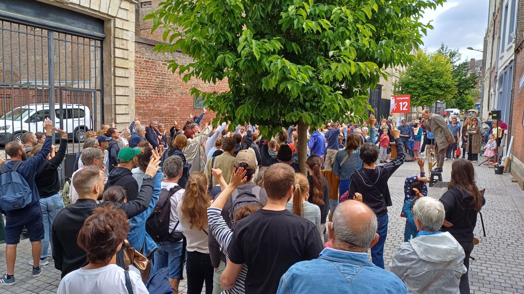 The street vendor's audience